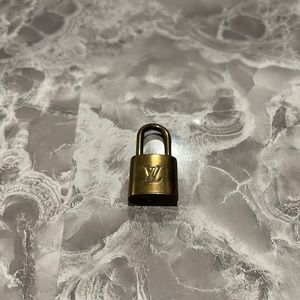 Louis Vuitton no key brass 325